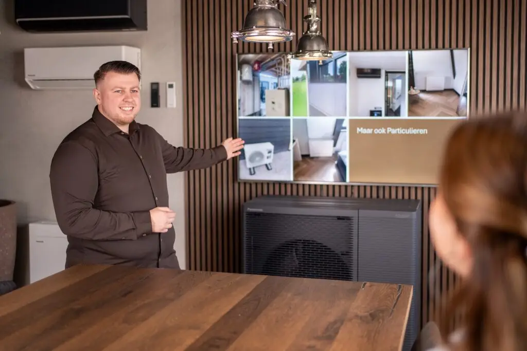 Giovanni Kokken in een adviesgesprek over airconditioning met een klant in de Jadikoel showroom