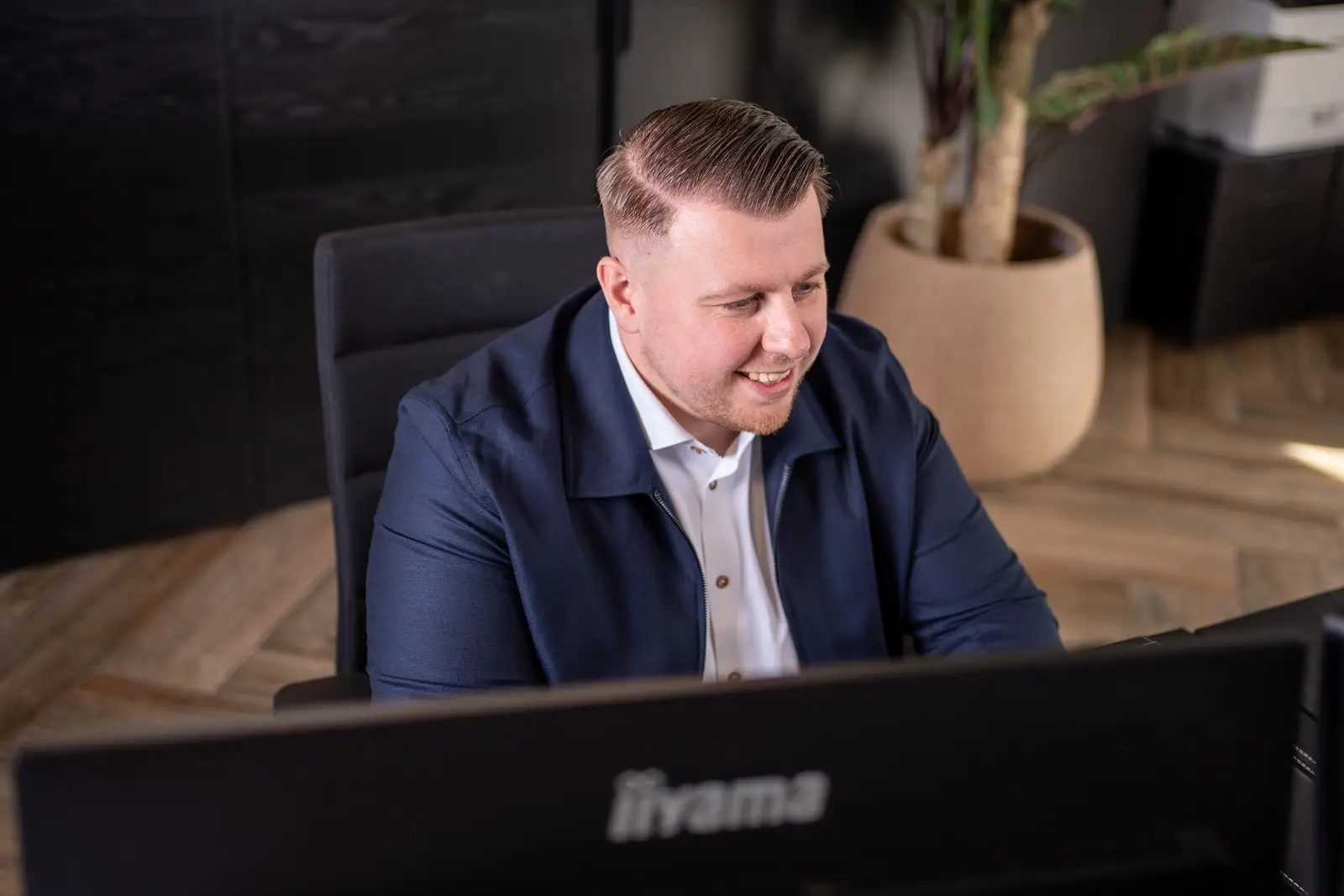 Giovanni Kokken van Jadikoel werkt geconcentreerd achter de computer op kantoor