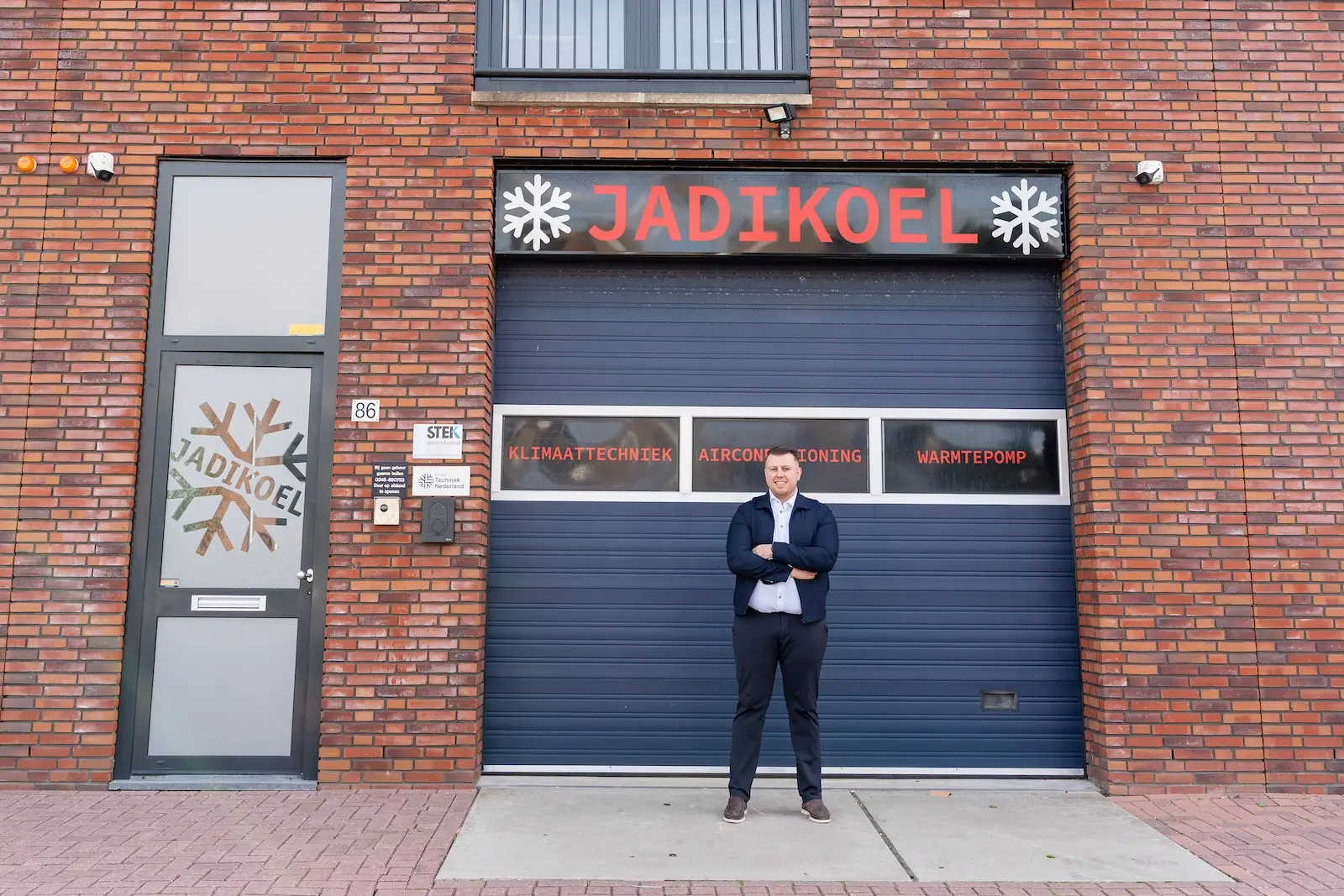 Giovanni Kokken voor het bedrijfspand van Jadikoel aan de Einsteinstraat in Reeuwijk