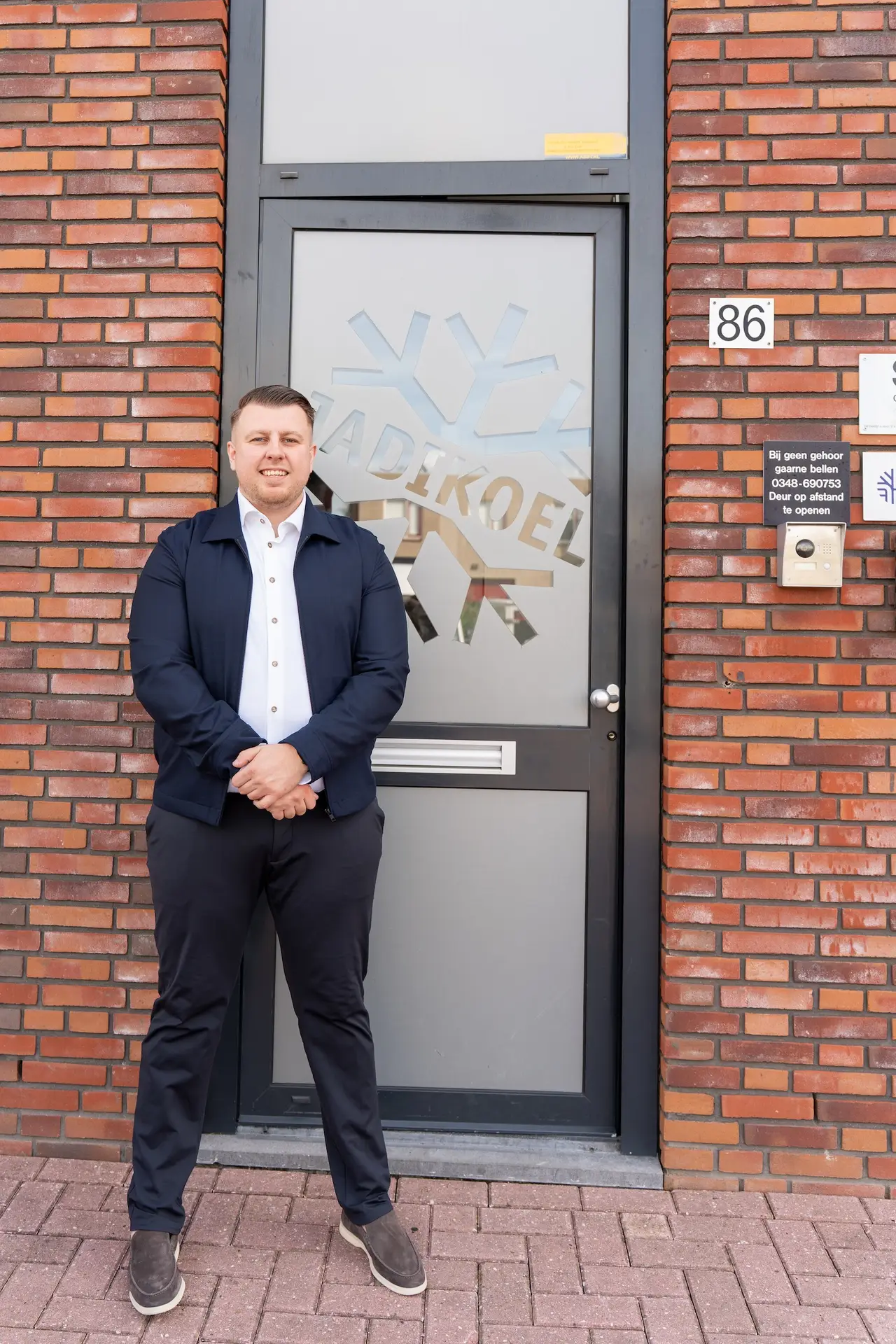Giovanni Kokken bij de entree van het Jadikoel bedrijfspand in Reeuwijk