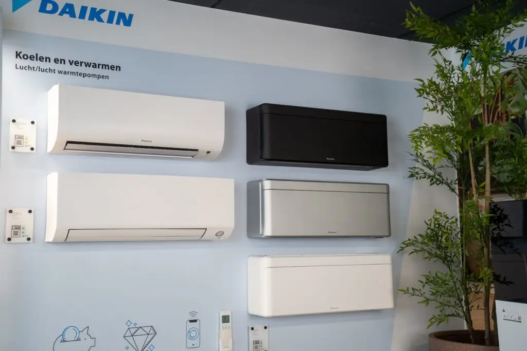 Daikin airco wandmodellen in verschillende kleuren in de Jadikoel showroom